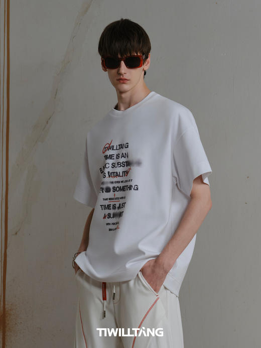 TIWILLTANG启世录“雾语烟晴”雾感文字印花短袖 商品图4