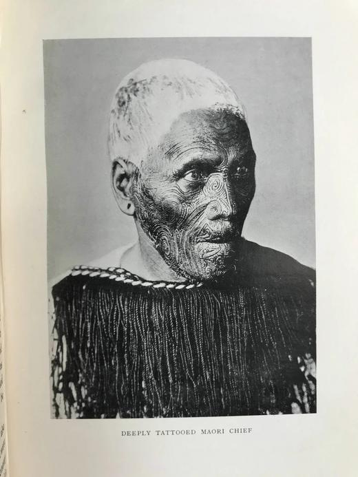 1924年 与毛利人一起的一年：他们的艺术与习俗研究 数十幅插图 漆布精装18开 商品图6