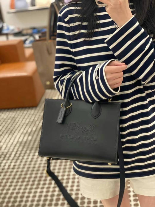 ￥2599🇺🇸直邮，coach专柜3🈷️新款Ace tote26托特包，全皮浮雕马车logo，配logo宽肩带，手拎单肩斜挎都可以时尚百搭 商品图6