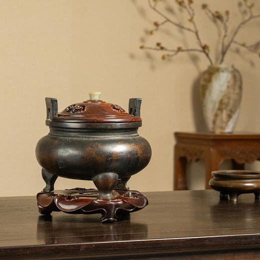 清 铜方耳三足鼎式炉（红木盖座） 商品图4