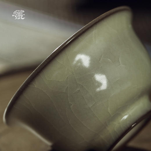 问鼎哥窑致巧款精工压手杯 商品图3