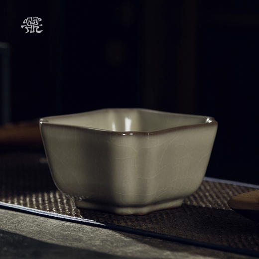 问鼎哥窑致巧款四方盅 商品图0