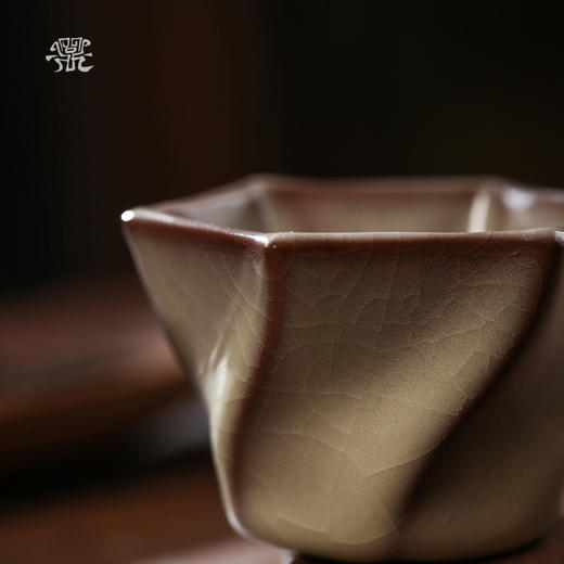 问鼎哥窑致巧款支钉星华杯 商品图3