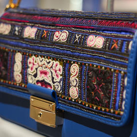 深山集市·凯棠堆绣和打籽绣蓝色方包