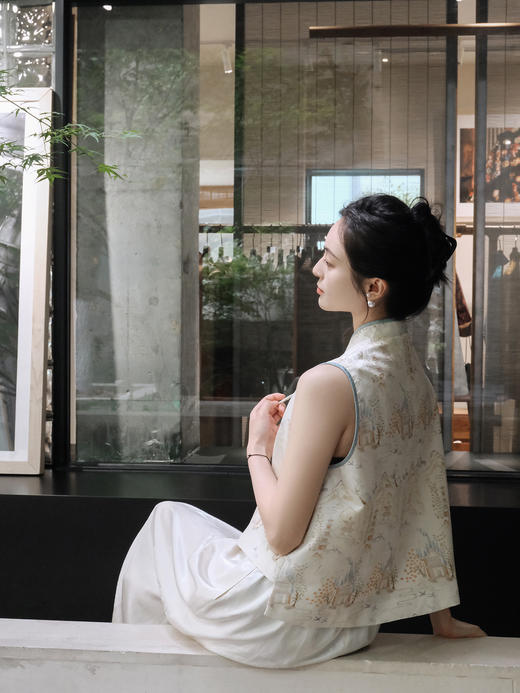 盛唐婧 |斜襟亭台楼阁山水提花马甲-米白 商品图9