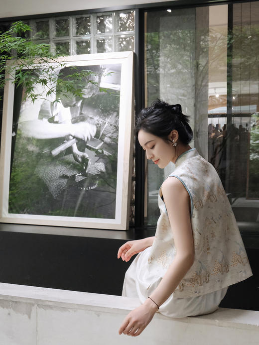 盛唐婧 |斜襟亭台楼阁山水提花马甲-米白 商品图8