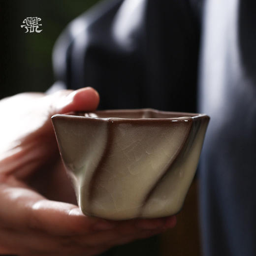 问鼎哥窑致巧款支钉星华杯 商品图2