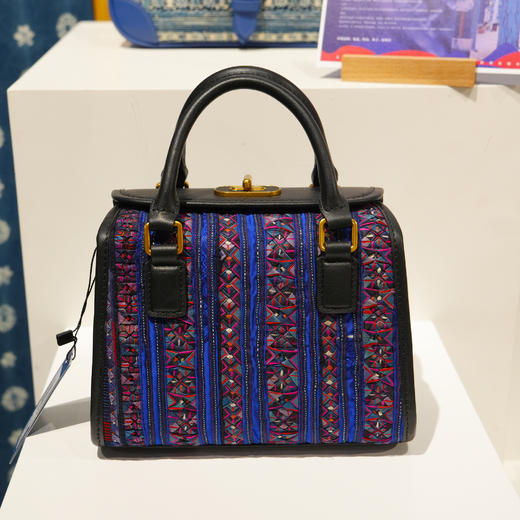 深山集市·蓝色叠绣手提包 商品图0