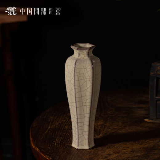 问鼎哥窑致巧款六边梅式瓶 商品图0