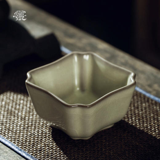 问鼎哥窑致巧款四方盅 商品图1