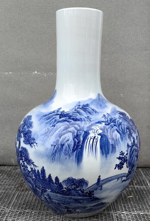 青花源远流长赏瓶 商品图0