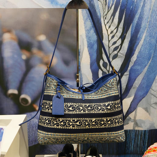 深山集市·蜡染蓝色斜挎包 商品图0