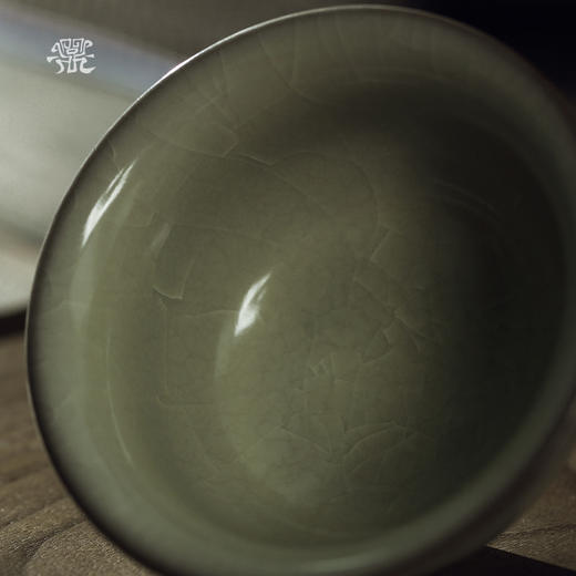 问鼎哥窑致巧款精工压手杯 商品图1