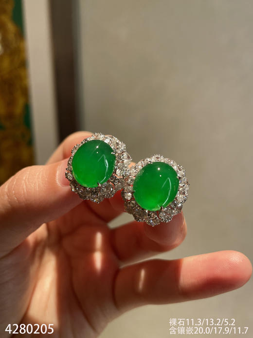 老坑近玻璃种艳绿蛋面耳钉【4280205】具体价格微信咨询 商品图1
