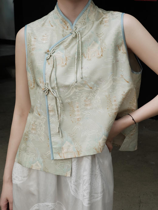 盛唐婧 |斜襟亭台楼阁山水提花马甲-淡绿 商品图5