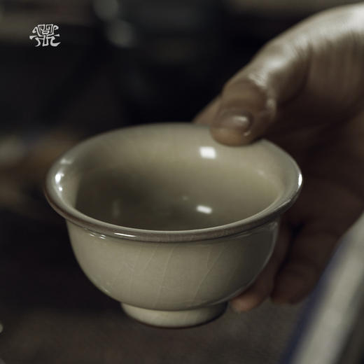 问鼎哥窑致巧款精工压手杯 商品图2