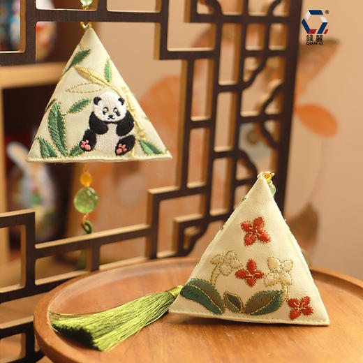【端午养生香包】刺绣挂脖香囊 端午节艾叶三角香包 可爱熊猫绿竹香囊 商品图3