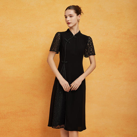 PF8H7斯尔丽2024新款改良国风拼接蕾丝收腰修身放摆连衣裙敬酒盘扣 商品图2