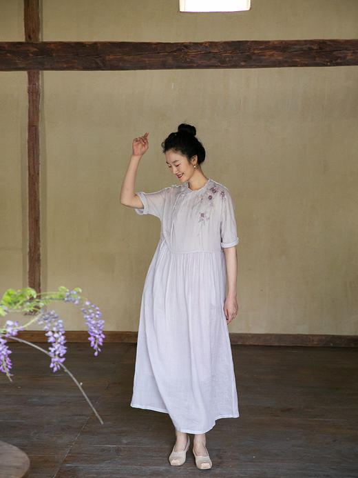 牧衣游原创手工刺绣苎麻连衣裙女新款轻薄紫色新中式长裙 江风梦 商品图3