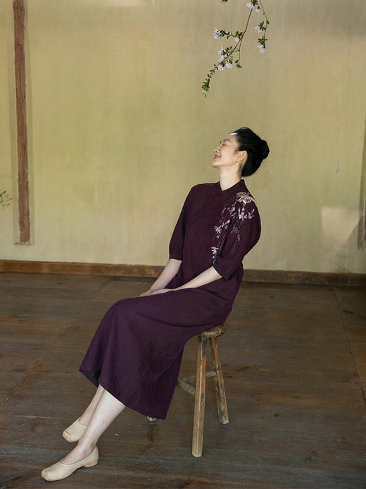 牧衣游原创 手工刺绣紫香云纱连衣裙新款龟裂纹复古改良旗袍 流水 商品图0