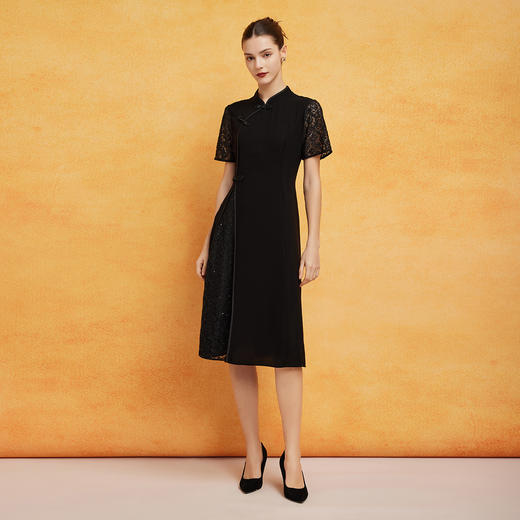 PF8H7斯尔丽2024新款改良国风拼接蕾丝收腰修身放摆连衣裙敬酒盘扣 商品图3