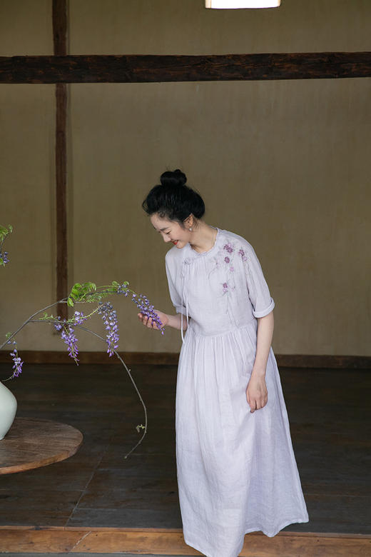 牧衣游原创手工刺绣苎麻连衣裙女新款轻薄紫色新中式长裙 江风梦 商品图5