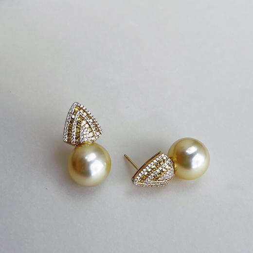 CLASSIC系列 18K镶钻石和天然金色南洋珠 耳钉 商品图1