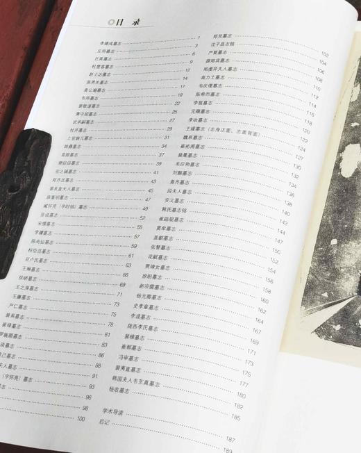 《文翰琳琅：唐代诗人石刻文献展》，八开本，规格260*370毫米，约200页，进口木浆纸高清精印，不反光。售价168元。 商品图3