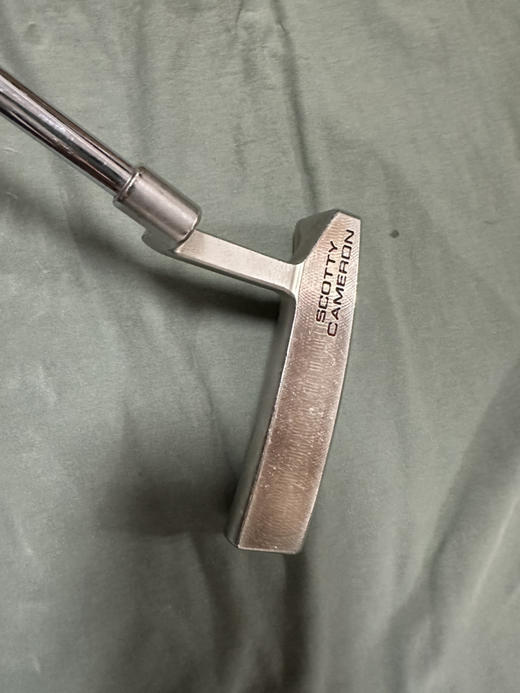 W高尔球杆
Titleist推杆 Scotty Cameron 
尺寸:34
非常平衡，方向准
喜欢条形推杆球手可选 商品图2