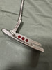 W泰勒利斯高尔球杆
Titleist推杆 Scotty Cameron 
尺寸:34
非常平衡，方向准
喜欢条形推杆球手可选 商品缩略图1