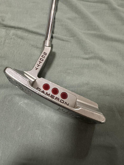 W泰勒利斯高尔球杆
Titleist推杆 Scotty Cameron 
尺寸:34
非常平衡，方向准
喜欢条形推杆球手可选 商品图1