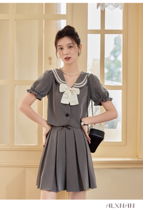 鹿向南《墨尔本早课》灰色短款学院风半身裙LXN305155BSQ
