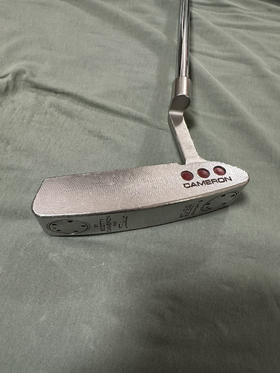 W泰勒利斯高尔球杆
Titleist推杆 Scotty Cameron 
尺寸:34
非常平衡，方向准
喜欢条形推杆球手可选