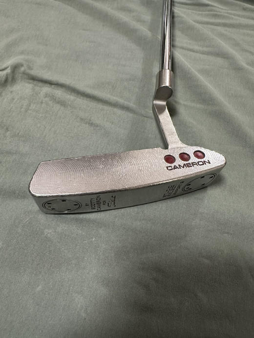 W泰勒利斯高尔球杆
Titleist推杆 Scotty Cameron 
尺寸:34
非常平衡，方向准
喜欢条形推杆球手可选 商品图0