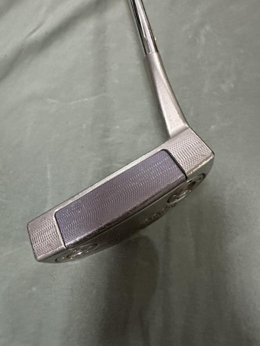 泰勒利斯高尔夫球杆
Titleist Scotty Cameron 3推杆。
尺寸:34磨损
最新款，半圆型，非常平衡，方向准。 商品图1