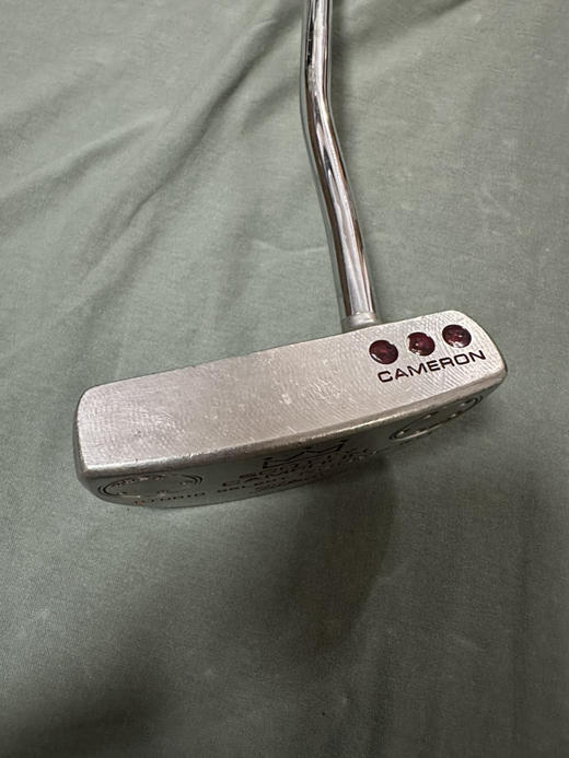 W皇冠泰勒利斯高尔夫球杆
Titleist Scotty Cameron 推杆。
尺寸:33
最新款，半圆型，非常平衡，方向准。
原装新款握把 商品图1