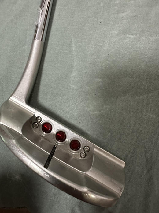 泰勒利斯高尔夫球杆
Titleist Scotty Cameron 3推杆。
尺寸:34磨损
最新款，半圆型，非常平衡，方向准。 商品图2