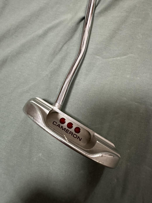 W皇冠泰勒利斯高尔夫球杆
Titleist Scotty Cameron 推杆。
尺寸:33
最新款，半圆型，非常平衡，方向准。
原装新款握把 商品图2