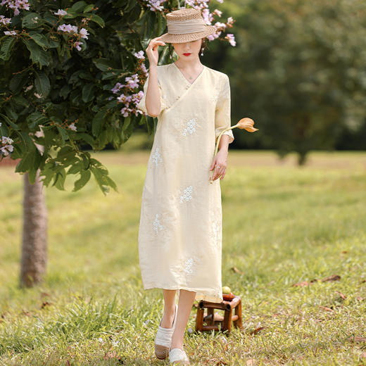 HM2024春装新品中国风苎麻刺绣连衣裙改良V领中袖文艺绣花A字裙长裙 商品图3