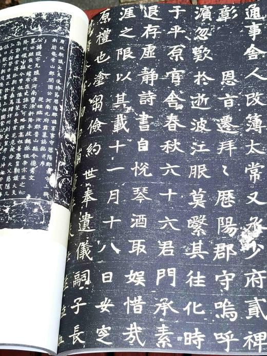 《文翰琳琅：唐代诗人石刻文献展》，八开本，规格260*370毫米，约200页，进口木浆纸高清精印，不反光。售价168元。 商品图14