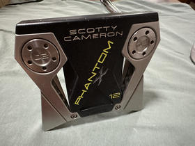 W泰勒利斯高尔夫球杆
Titleist Scotty Cameron 2022 X12推杆。
尺寸:33
最新款，冠军JT 同款，非常平衡，方向准。
原装新款握把