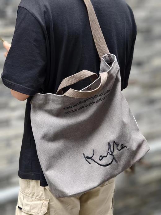 卡夫卡签名刺绣托特包 商品图9