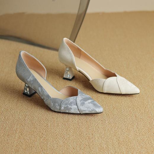 【预售5天】法式复古新款单鞋女粗跟中空鞋通勤百搭尖头浅口小跟鞋韩版仙女鞋JLY&1917 商品图0