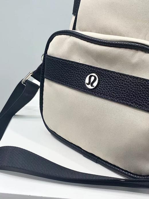 点此购买 lululemon女士休闲百搭双肩斜跨两用包 gx 290192 商品图6