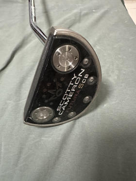 W泰勒利斯高尔夫球杆
Titleist Scotty Cameron FUTURA 5CB推杆。
尺寸:34
最新款，半圆型，非常平衡，方向准。
原装新款握把