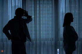 这两类人最容易长斑，一种是经常生气，另一种是...