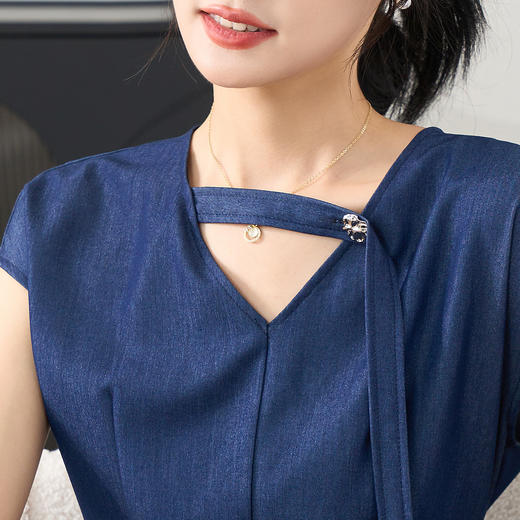 剩M 米思阳2024夏季新款仿天丝牛仔面料简约通勤V领连衣裙设计感收腰飞飞袖长裙子女 商品图4