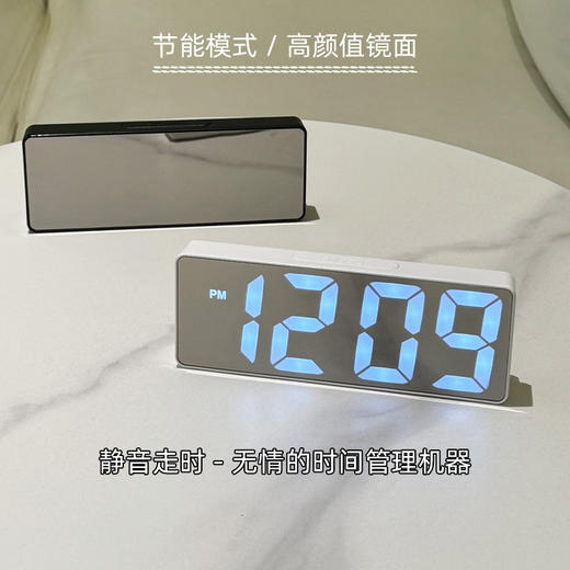 【灯光柔和 时尚实用！】镜里穿越时空，梦中与自己相遇。温度提醒，声控触发。LED简约镜面电子闹钟化妆镜，学生上班族必备，USB电池两用，让懒惰的你方便起床，告别贪睡！ 商品图1