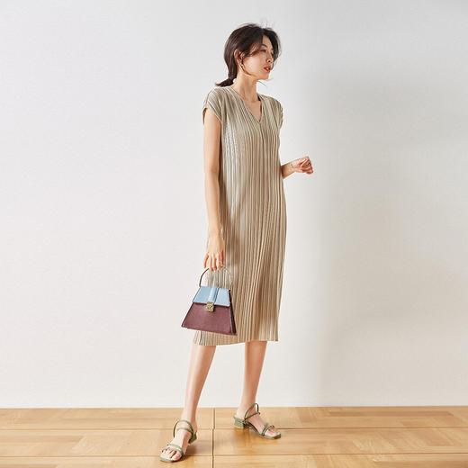 夏季V领显瘦优雅宽松复古气质压褶纯色连衣裙_ym 商品图7
