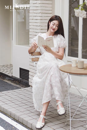 浮雕立体提花在白色裙面盛放